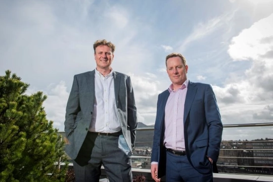 Image de deux hommes debout ensemble sur un toit-terrasse